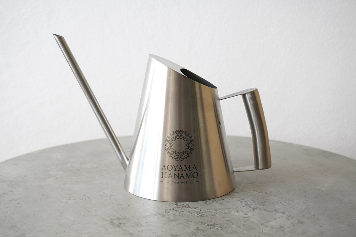 青山花茂ロゴ入り水差し