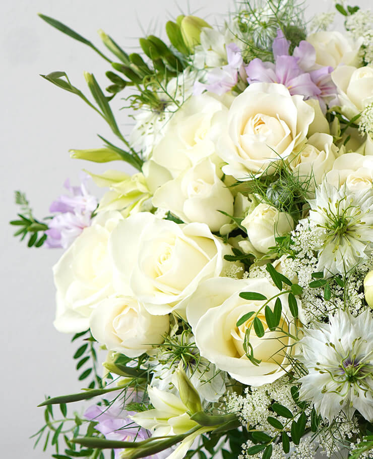 クリーム色のバラとリューココリネの花束