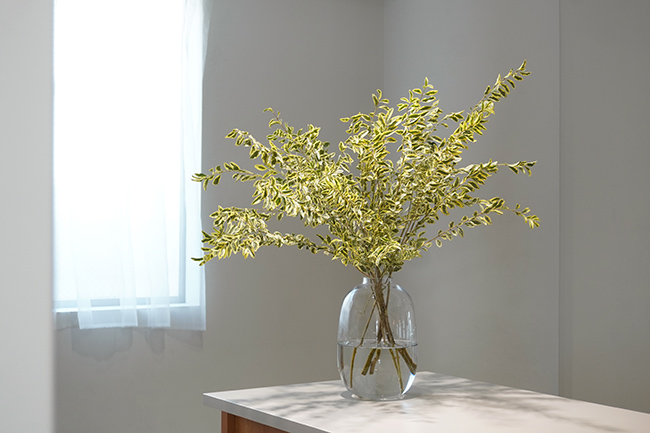 ホテルラウンジのドウダンツツジの活け込み