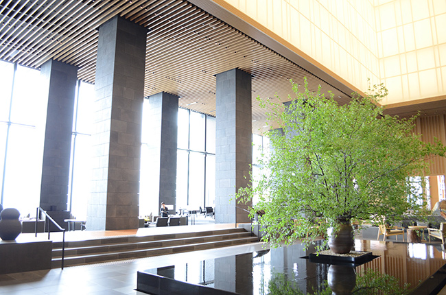 ホテルラウンジのドウダンツツジの活け込み