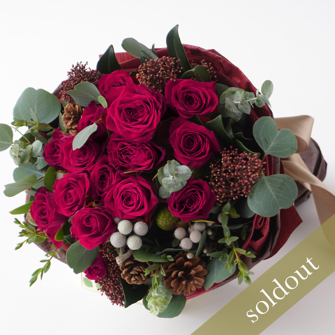 【クリスマス】赤い大輪バラやスプレーバラ、シルバーブルニアなどの花束