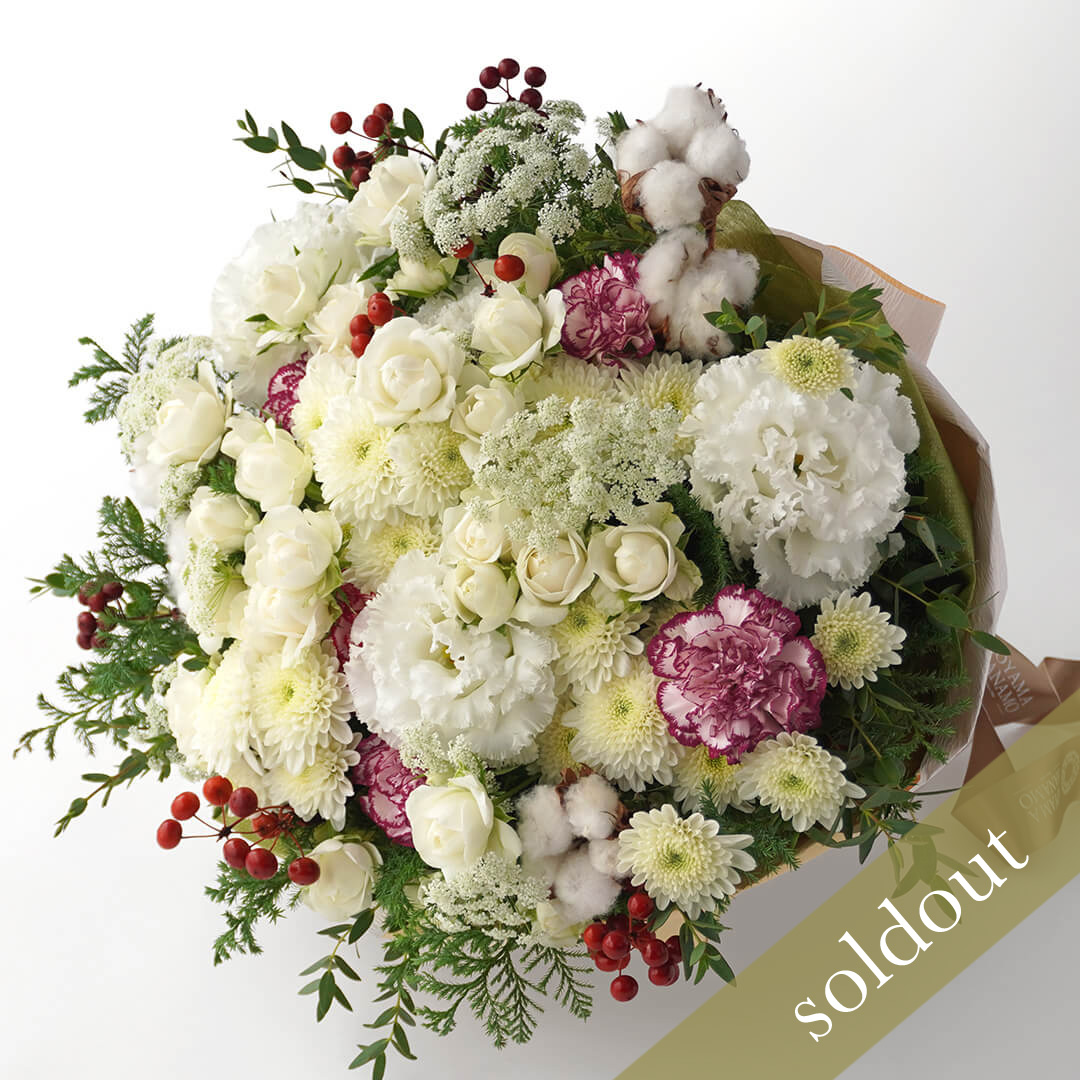 alt="【クリスマス】白いスプレーバラやトルコキキョウ、カーネーションなどの花束"