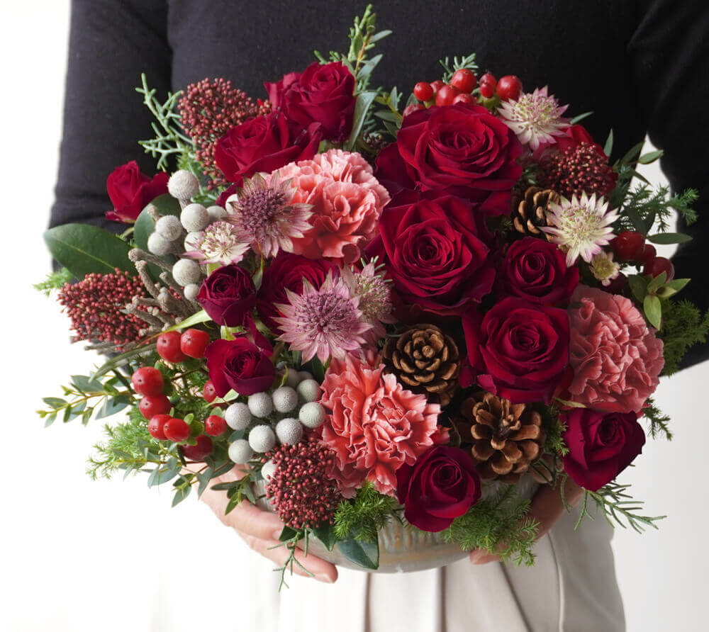 【お歳暮・クリスマス】赤い大輪バラやカーネーションのアレンジメント