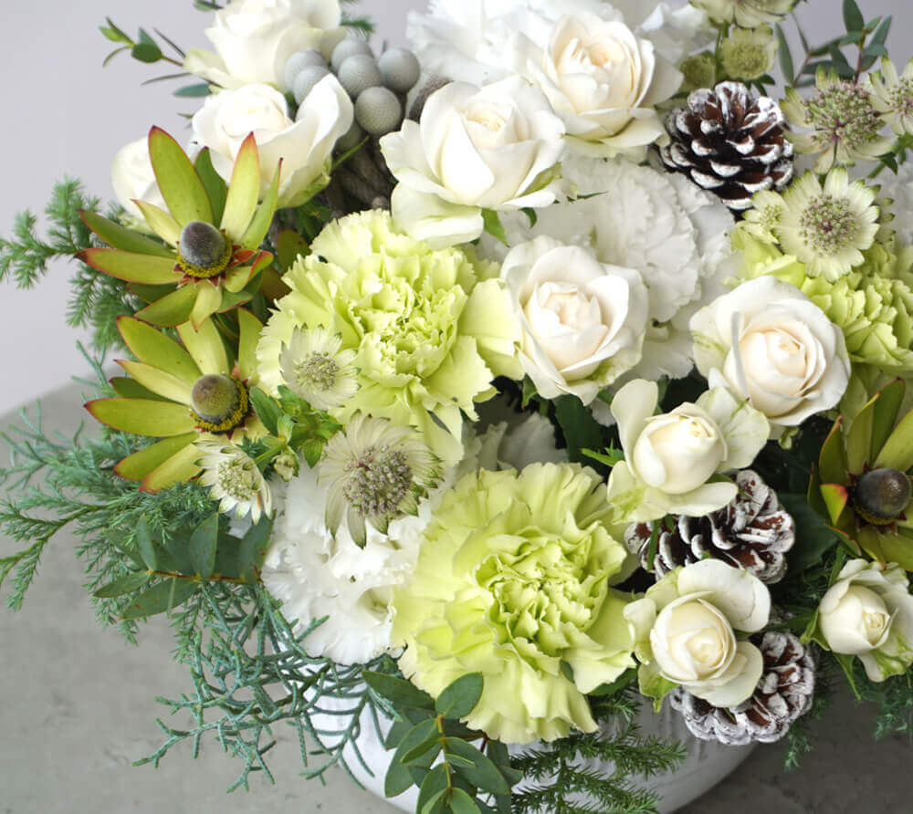 【お歳暮・クリスマス】白いトルコキキョウやスプレーバラのアレンジメント