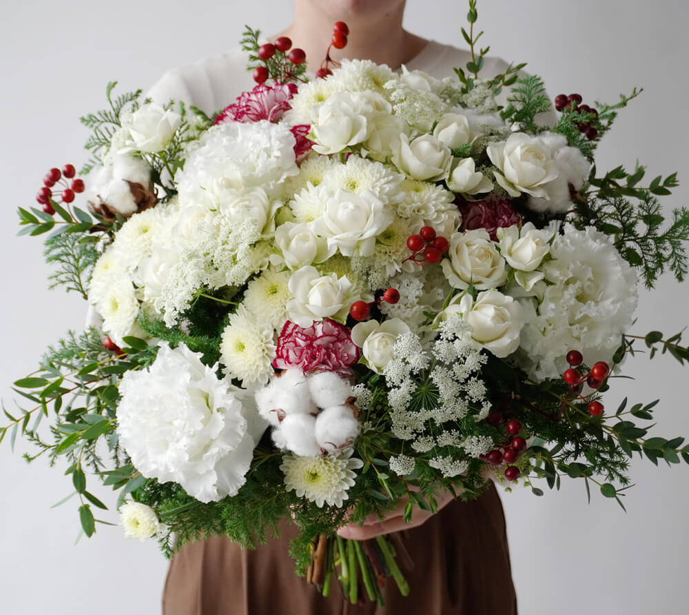 【クリスマス】白いスプレーバラやトルコキキョウ、カーネーションなどの花束