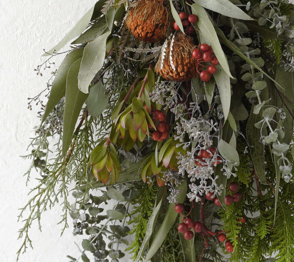 【クリスマス】クジャクヒバとユーカリ、サンキライの実のスワッグ