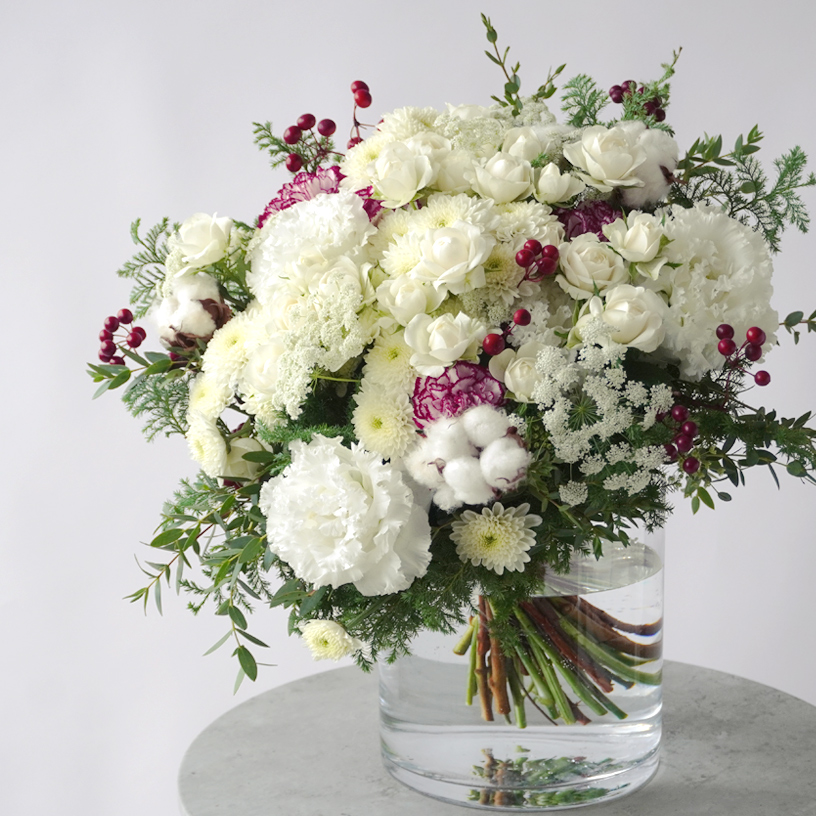 【クリスマス】白いスプレーバラやトルコキキョウ、カーネーションなどの花束