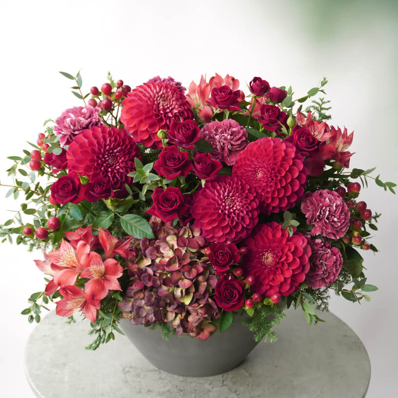 赤いダリアのアレンジメント