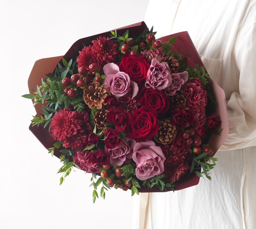 【クリスマス】赤とピンクの大輪バラやカーネーションの花束