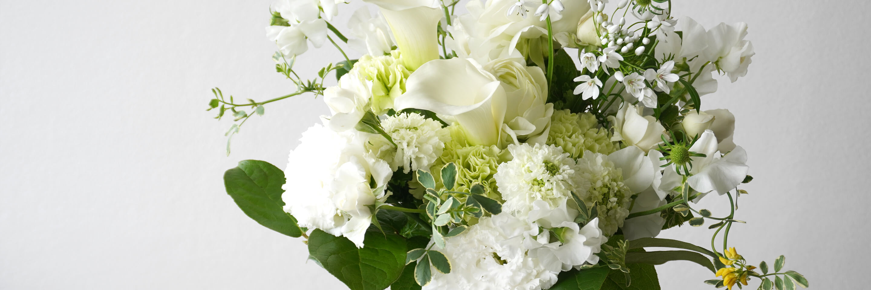 白いカラーとラナンキュラスの花瓶活け