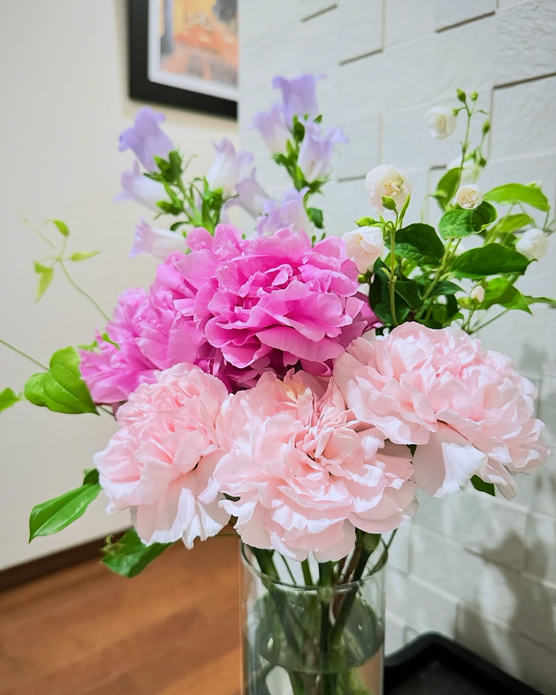 バラとトルコキキョウの花瓶活け