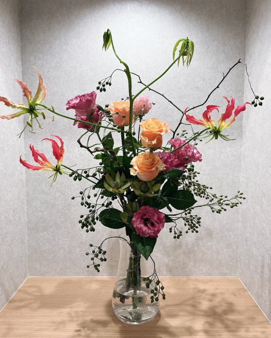 バラやリンドウの花瓶活け