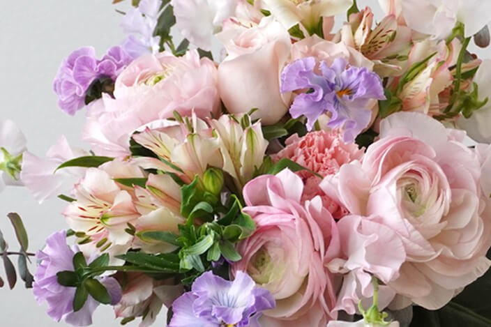 ピンクのラナンキュラスや紫のパンジー