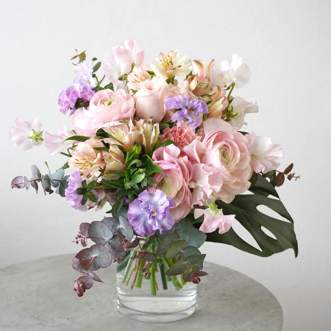 ピンクのラナンキュラスやバラの花瓶活け