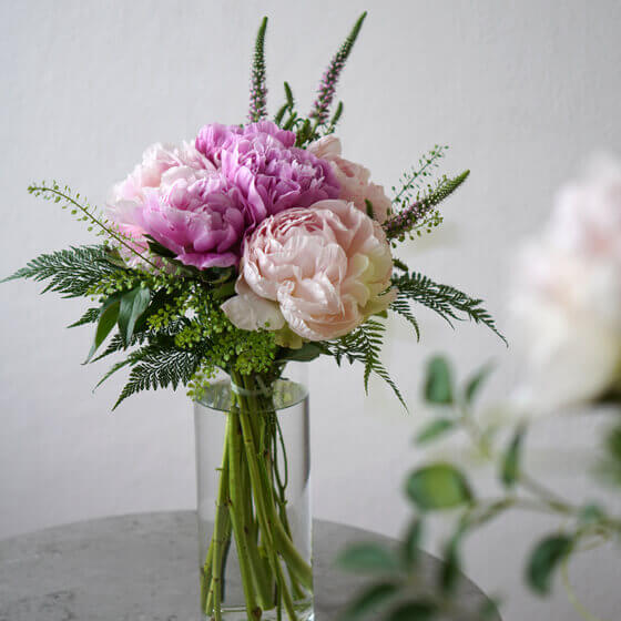 芍薬（ピオニー）とベロニカの花瓶活け
