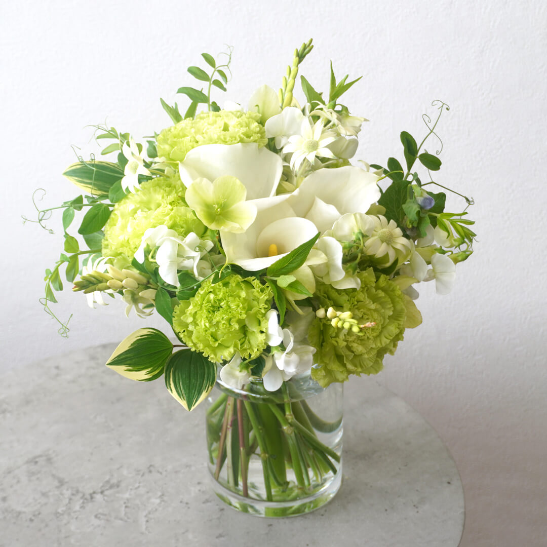 カラーやトルコキキョウの花瓶活け