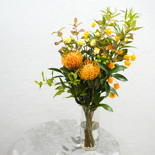 ピンクッションとバラの花瓶活け