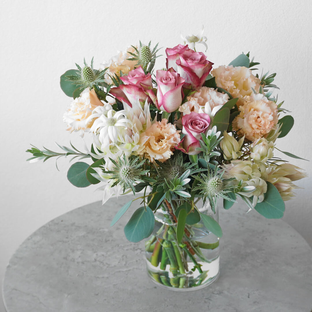 バラとフランネルフラワーの花瓶活け