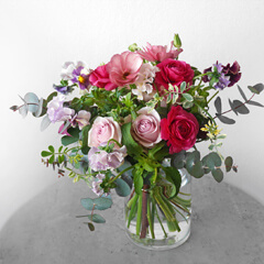 ピンクのラナンキュラスの花瓶活け