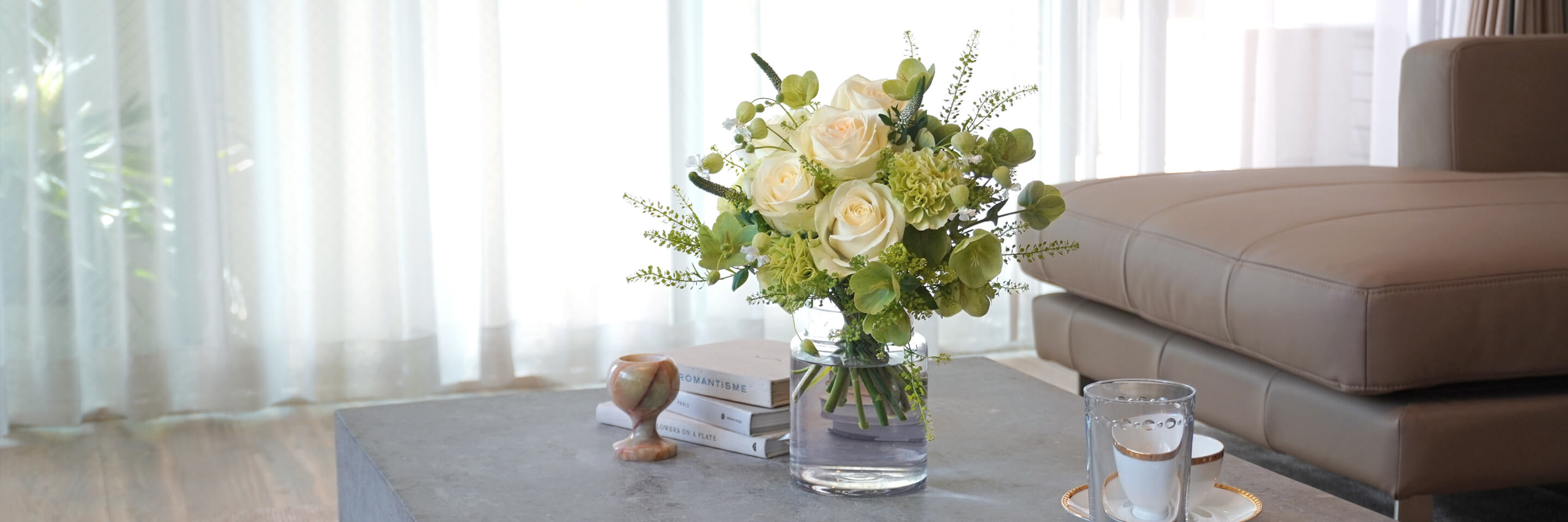 クリスマスローズや白いバラの花瓶活け