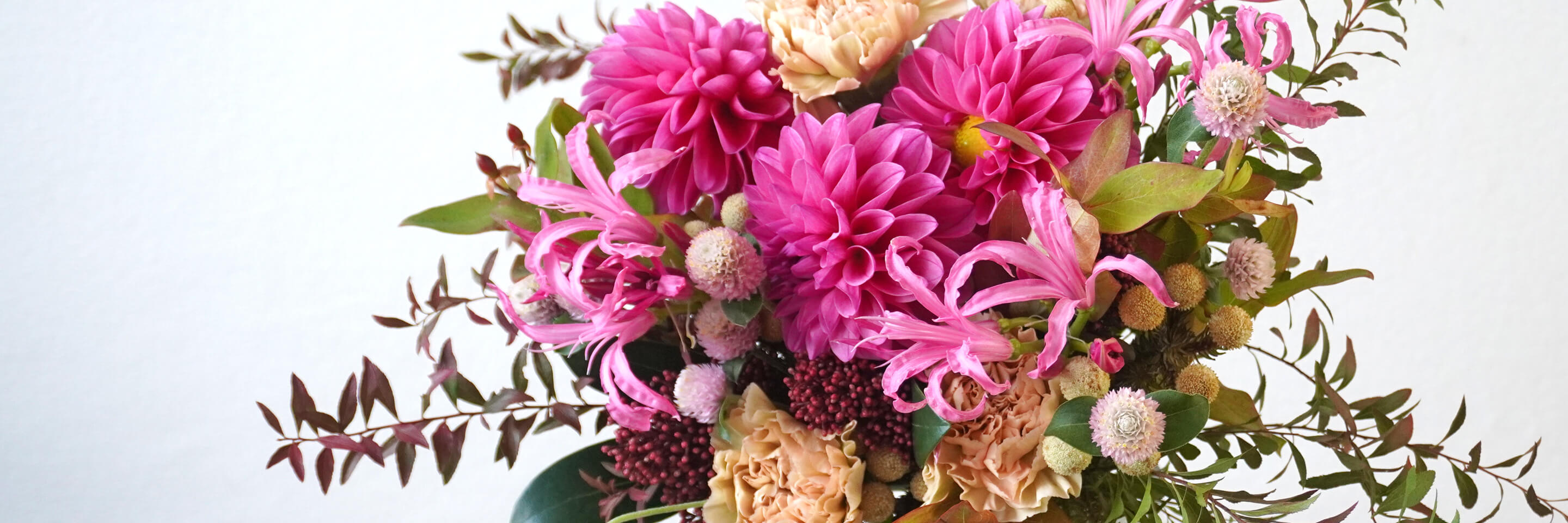 ピンクのダリアの花瓶活け