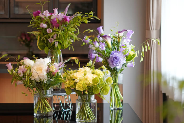 テーブルに置かれた季節の花の定期便