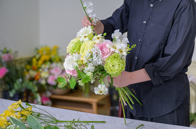 花を束ねるデザイナー