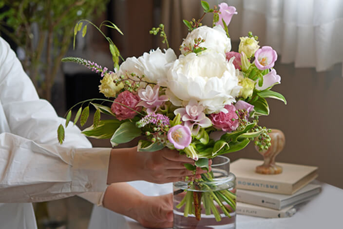 花瓶活けを置いているデザイナー