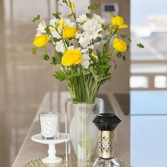 黄色いラナンキュラスの花瓶活け