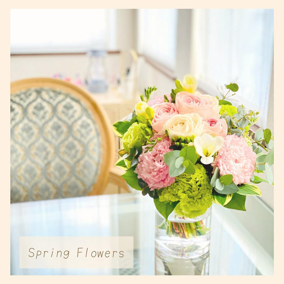 バラとトルコキキョウの花瓶活け