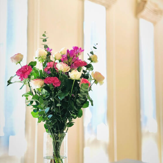 バラやリンドウの花瓶活け