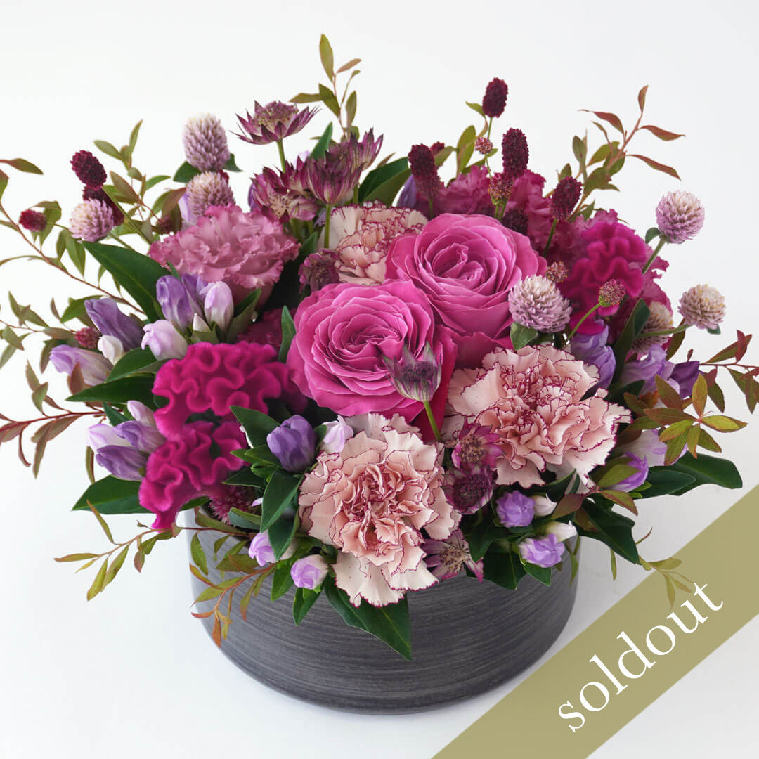 【敬老の日】深みピンクのバラやケイトウのアレンジメント