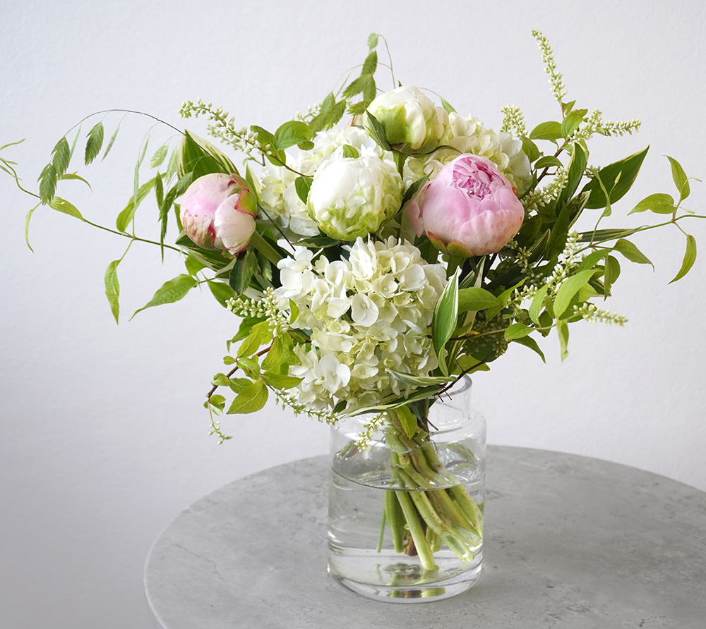 淡いピンクの芍薬やハイドランジアの花瓶活け