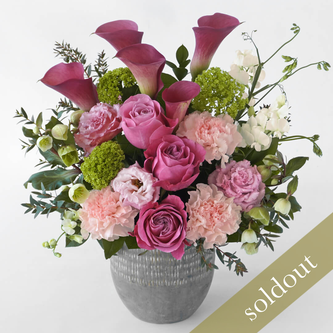 【母の日】ピンクの大輪バラやワインレッドのカラーのアレンジメント