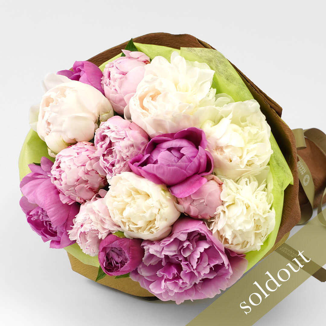 【母の日】濃いピンク、淡いピンク、白の3種の芍薬(ピオニー)の花束