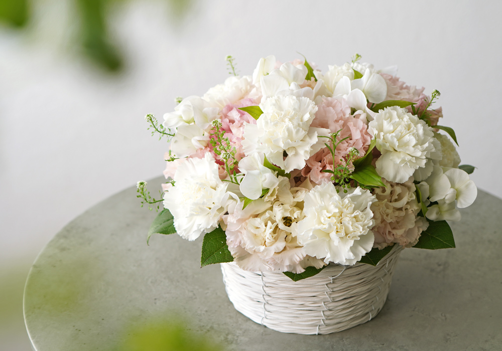 白いカーネーションのアレンジメント