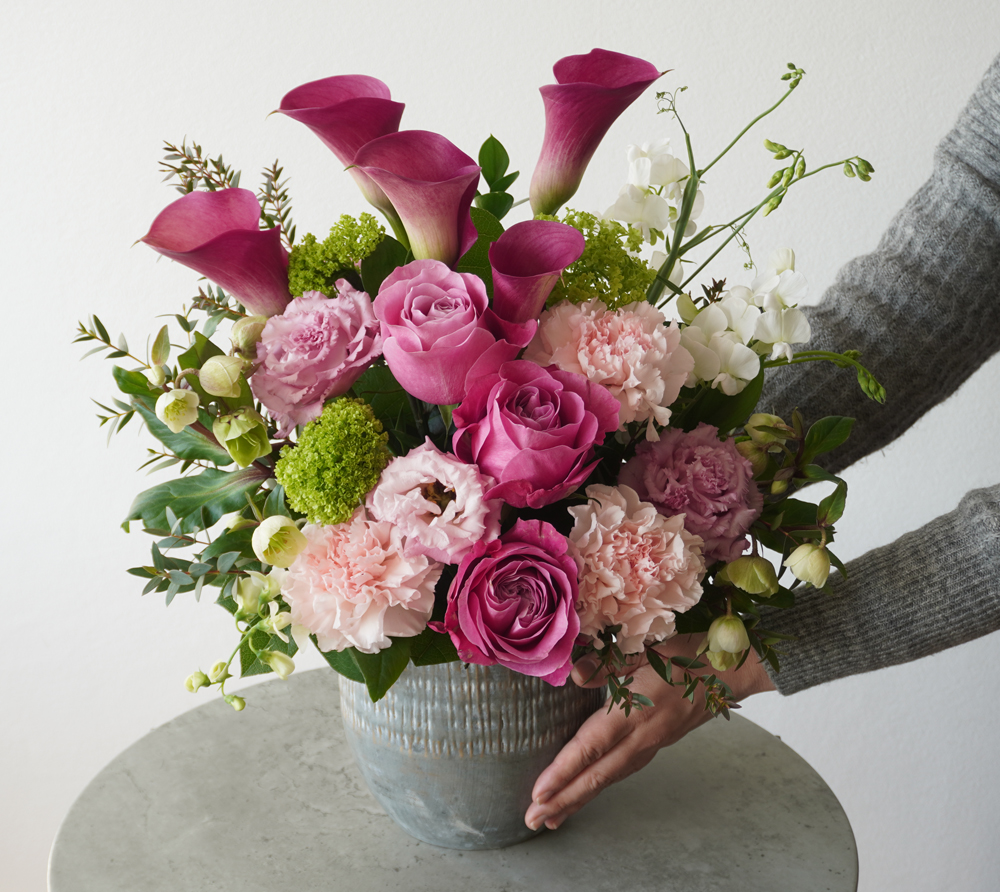 ピンクのバラやカラー、カーネーションのアレンジメント