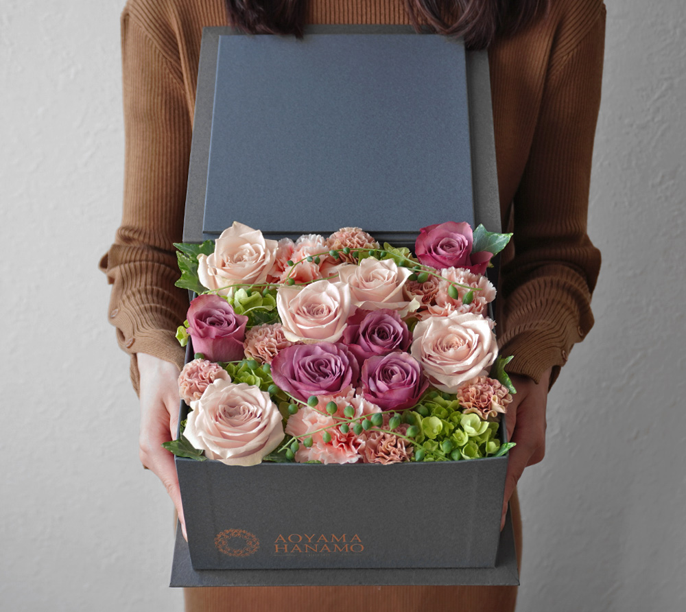 濃淡ピンクのバラやベージュのカーネーションのボックスアレンジメント