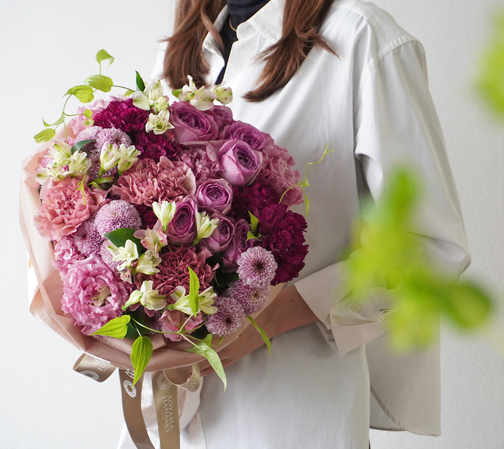 濃淡ピンクのカーネーションやバラの花束