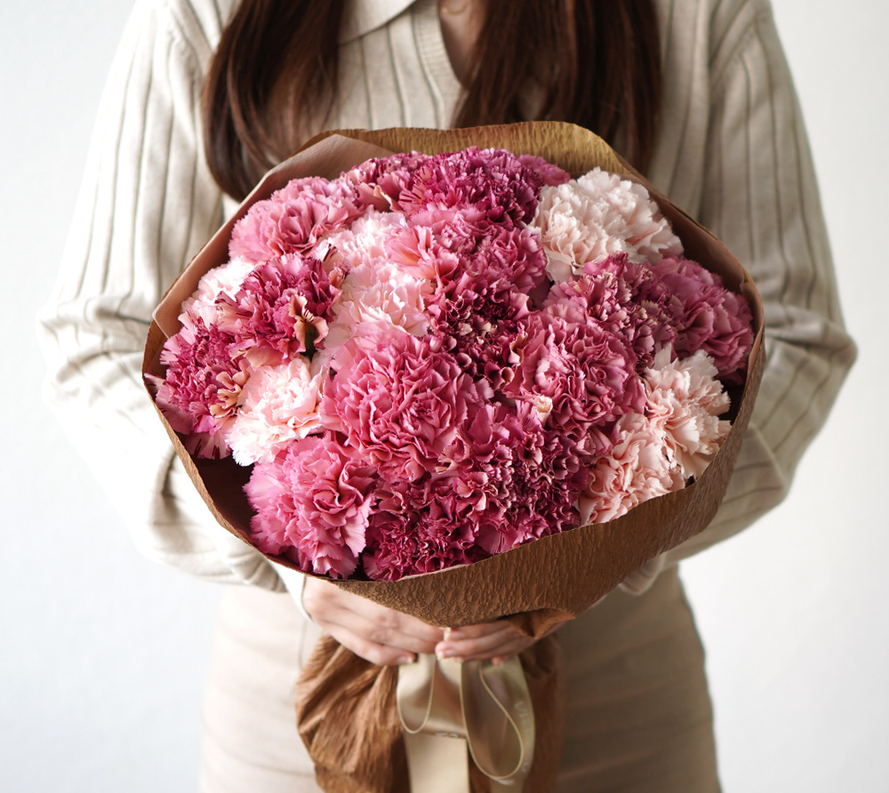 濃淡ピンクのカーネーションの花束