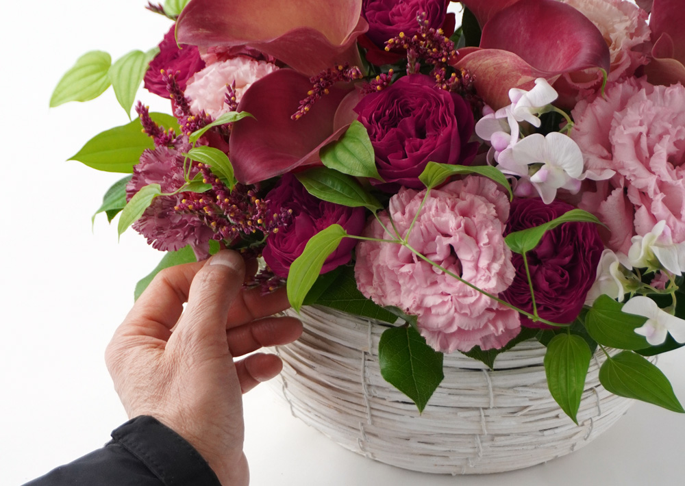 【母の日】濃いピンクのカラーと大輪バラのアレンジメント