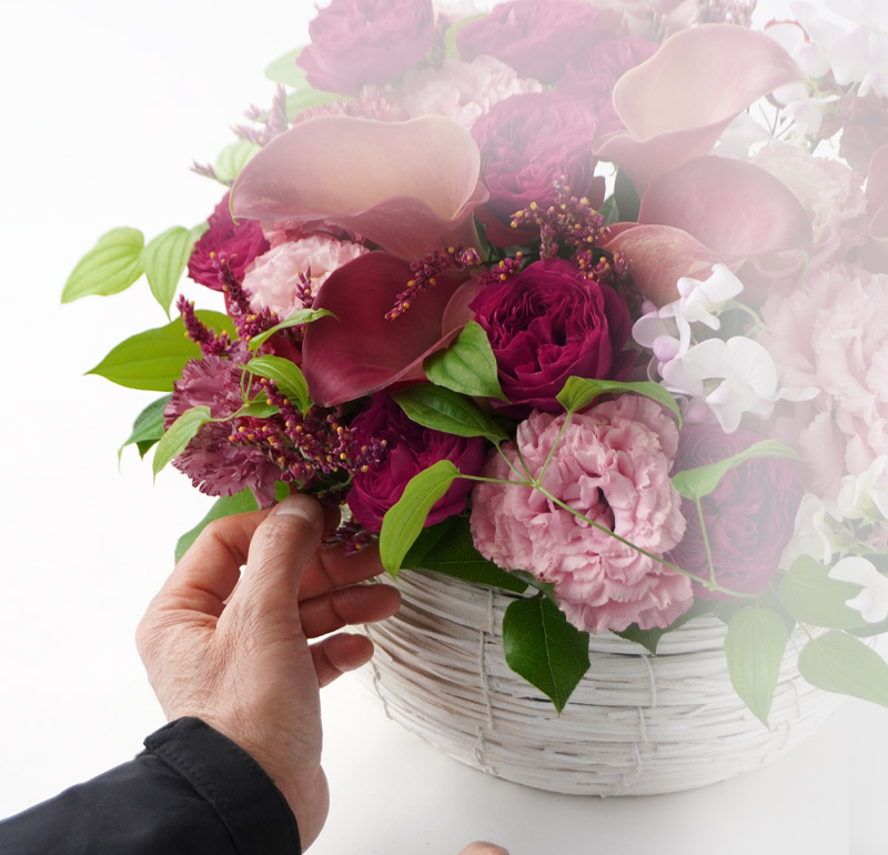 【母の日】濃いピンクのカラーと大輪バラのアレンジメント