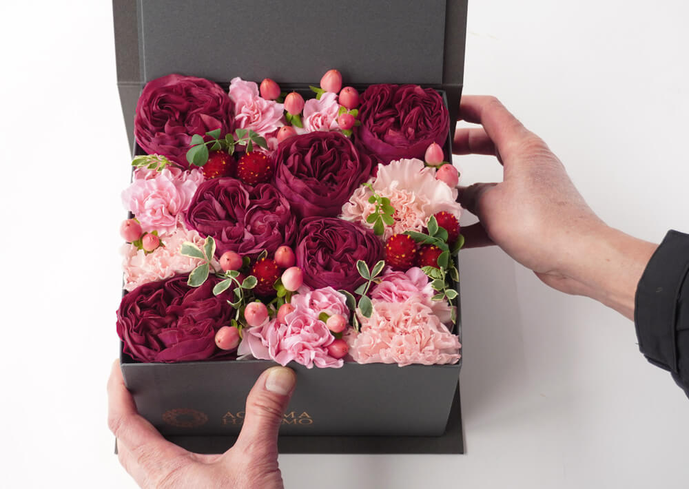【母の日】紫色のバラとカーネーションのBOXアレンジメント