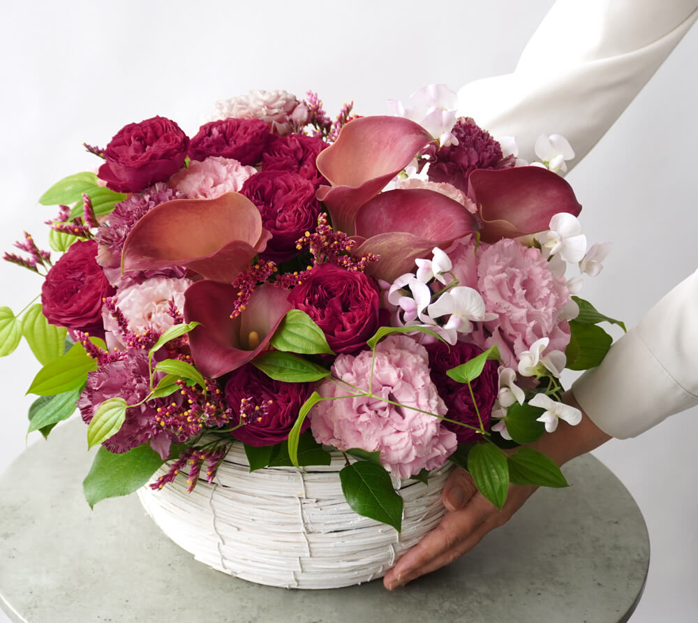 【母の日】赤いカラーとスプレーバラのアレンジメント