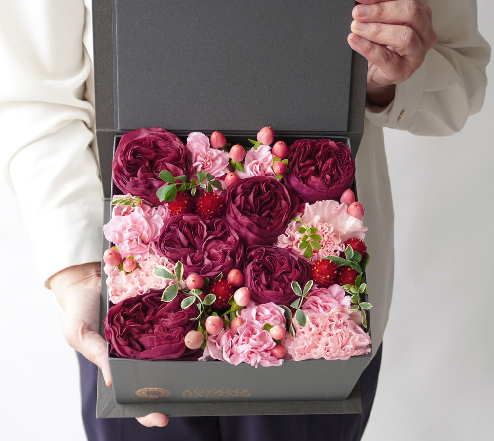 【母の日】紫色のバラとカーネーションのBOXアレンジメント