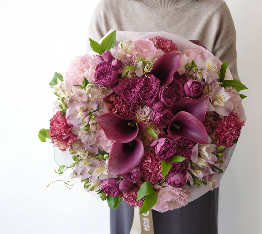 紫色のカラーとカーネーションの花束