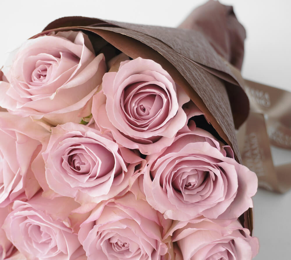 淡いピンクのバラの花束