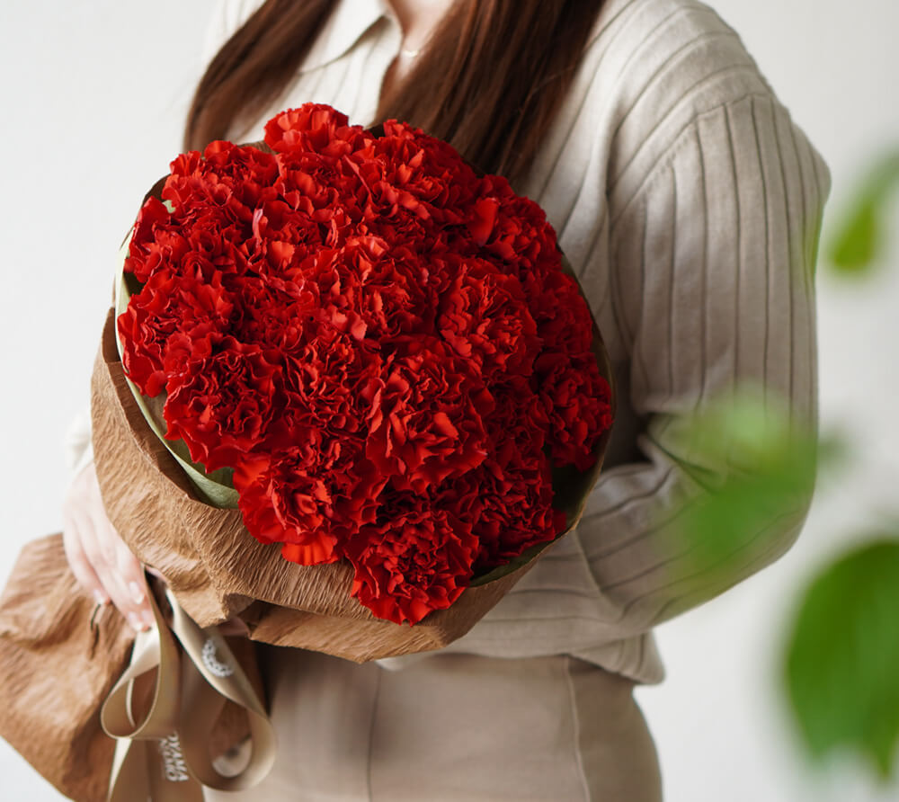 赤いカーネーションの花束