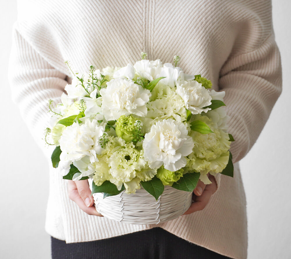 白いカーネーション、淡いグリーンのトルコキキョウのお供えアレンジメント