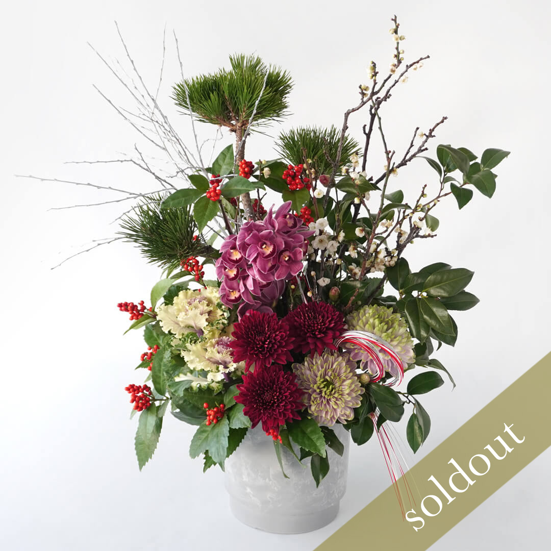 ピンクのシンビジュームや赤いマムのアレンジメント